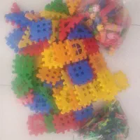 سه اسباب بازی خانه سازی با هم