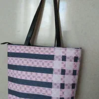 یک عدد کیف بزرگ و روسری