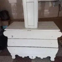 یک عدد دراور با صندلی