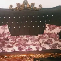 یک دست مبل ۷ نفره درحد نو  میز عسلی هم دارد