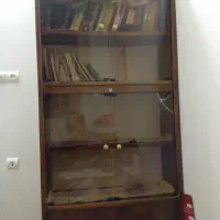 میز تحریر و کتابخانه