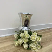 گلدان شیشه ایی سیلور بهمراه ۴شاخه گل سفید رز|صنایع دستی و سایر لوازم تزئینی|تهران, شهرک پرواز|دیوار