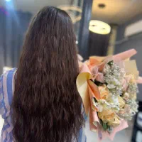 کارآموز اکستنشن مو درسالن زیبایی مو