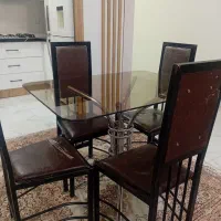 یک عدد میز غذا خوری