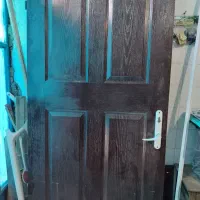 در چوبی نو با چهار چوب فلزی