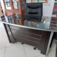میز اداری به همراه شیشه به ابعاد ۶۰ در ۱۲۰