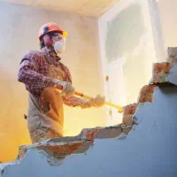 کارگر. تخریب. تخریب کاری. جابجایی مصالح ساختمانی