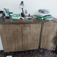 کمد و پایه چوبی و قاب عکس