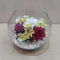 گلدان شیشه ای با گل های مصنوعی