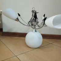 لوستر سه شاخه فقط یکی از حباب ترک خورده وچسب زده