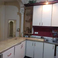 کابینت فلزی و یک درب ورودی