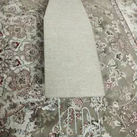 میز اتو نشسته