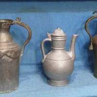 دو عدد آفتابه مسی قاجاری و قوری صحرایی روسی عتیقه|کلکسیون اشیاء عتیقه|تبریز, |دیوار