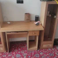 میز تحریر و دوتا کمد کنار ش با هم