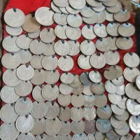 لباس قدیمی با سکه شاهی|کلکسیون اشیاء عتیقه|رشت, جانبازان|دیوار