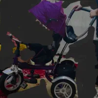 یک عدد سه چرخه و یک ماشین پلاستیکی بزرگ