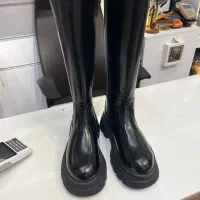 بوت بلند|کیف، کفش، کمربند|رشت, پیرسرا|دیوار