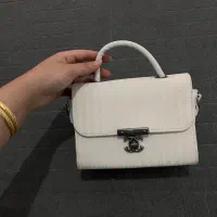 تعدادی کیف|کیف، کفش، کمربند|دورود, |دیوار