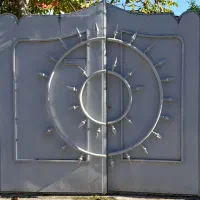 درب حیاط تازه رنگ آمیزی شده|مصالح و تجهیزات ساختمان|چمستان, |دیوار