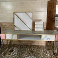 میزناخونکاری و صندلی چرخدار و پرده سالن و پارتیشن