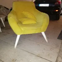 مبل یک نفره و یک میز کوچک