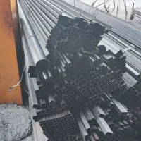 نیازمند دو کارگر برای حمل و نقل آهن