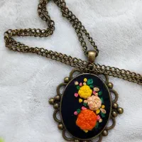 فروش تعدادی گردنبند گلدوزی شده