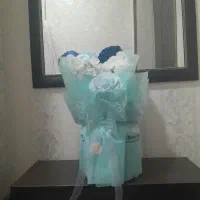 گل مصنوعی زیبا و پیراهن مجلسی