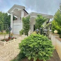 ویلا با حیاط سرسبز و مشجر