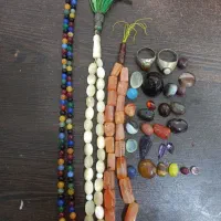 ۳ عدد تسبی صدفی ۲ عدد تسبی  عقیق و تعدادی  سنگ
