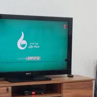 تلویزیون به همراه میز