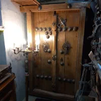 لوستربرنزی کنارسالنی عتیقه سنگین و زن