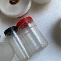 سطل درب دار و شیشه های سس