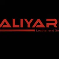 کارگر ساده اشنا با برشکاری پارچه مبلی