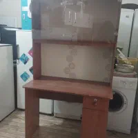 کتابخانه و میز تحریر