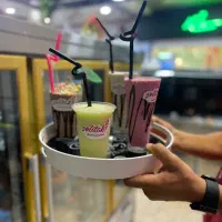 نیروی آقا آبمیوه بستنی ،خانم (باریستا)بارگرم و سرد