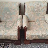 مبلمان هفت نفره با یک میز چوبی