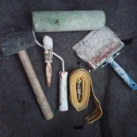 غلطک رنگ و فرچه بزرگ و کابل بوکسل و پتک و قلمو رنگ