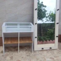 میز کار و آیینه و چوب کار آویز