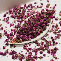 راننده نیسان و کارگر انبار برای پخش گیاهان دارویی