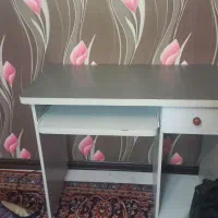 میز مطالعه و کامپیوتر