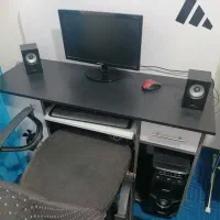 میز کامپیوتر کاملا تمیز و خوشکل