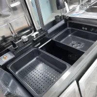 آبشاری آبچکان پشت پنجره سینک پیانویی باکسی