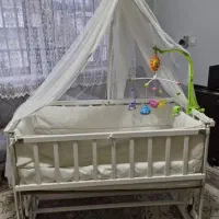 تخت کنار مادر تمیز و بدون هیچ ایرادی