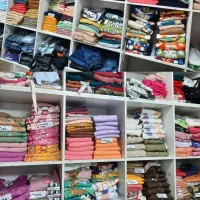 فروشنده خانم به صورت تمام وقت