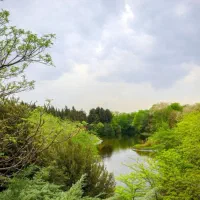 نگهبان باغ با خانواده روستا نزدیک سپیدان