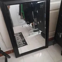 آینه دیواری با قاب مشکی چوبی