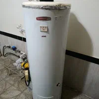 اب گرمکن ایستاده