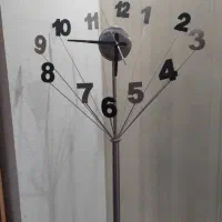 ساعت ایستاده کنار سالنی