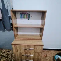 میز تحریر و کتابخانه